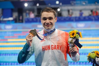 El nadador húngaro Kristof Milak cumplió con los pronósticos y se proclamó este miércoles nuevo campeón olímpico de los 200 mariposa, en una final en la que el magiar, que se impuso con un tiempo de 1:51.25, tuvo que conformarse con un récord olímpico tras quedar a 52 centésimas de su plusmarca universal.
