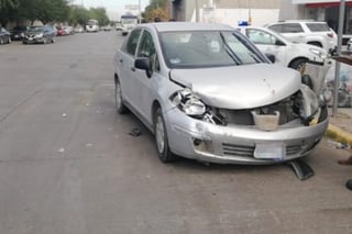 Conductores de vehículos protagonizan accidente en calles del Parque Industrial Lagunero de Gómez Palacio, del percance día de las autoridades no reportaron personas lesionadas únicamente daños materiales estimados en más de 50 mil pesos. (EL SIGLO DE TORREÓN)