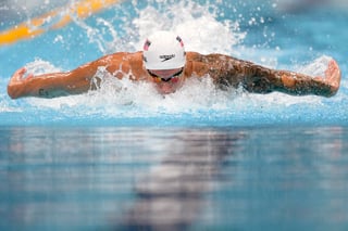 El estadounidense Caeleb Dressel igualó el récord olímpico de los 100 mariposa que estableció el singapurés Joseph Schooling en los pasados Juegos de Río, tras firmar este jueves un tiempo de 50.39 en las preliminares de los Juegos de Tokio. (AP)