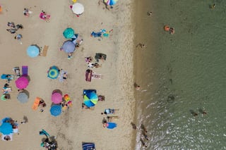 Una ola de calor azotaba el jueves el sureste de Europa, donde los residentes acudieron apresuradamente a la costa, fuentes públicas y localidades con aire acondicionado para encontrar alivio. (ARCHIVO) 
