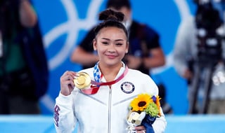 Sunisa Lee se convirtió el jueves en la quinta estadounidense que se proclama campeona olímpica del concurso completo en la gimnasia femenina tras superar a la brasileña Rebeca Andrade en una entretenida y disputada final marcada por la ausencia de Simone Biles, que la siguió desde la grada. (EFE)
