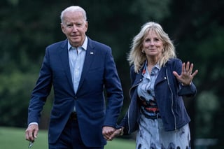 Jill Biden, la mujer del presidente estadounidense, Joe Biden, acudirá este jueves al médico para que le extraiga un objeto que pisó el pasado fin de semana en una playa de Hawái y que se le quedó incrustado en el pie. (ARCHIVO) 
