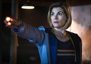 La BBC dijo el jueves que la actriz Jodie Whittaker dejará la venerable serie de ciencia ficción el próximo año, junto con el showrunner Chris Chibnall. Whittaker se retirará después de que se estrene una nueva temporada de seis episodios a finales de este año y tres especiales en 2022.