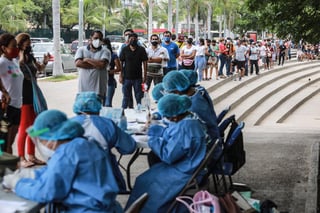 La Secretaría de Salud de México reportó este jueves 19,223 nuevos casos de la COVID-19, la mayor cifra diaria desde el 23 de enero pasado cuando las autoridades reportaron 20,057 contagios. (EFE)