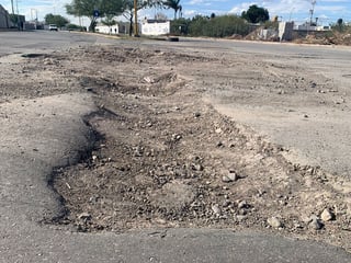 Piden habitantes del oriente de Torreón arreglos en tramos de la prolongación Juárez, a la altura de Quintas Los Nogales. (ÉRICK SOTOMAYOR)