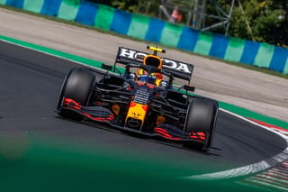 Max Verstappen (Red Bull), líder del Mundial de F1, dominó este viernes el primer entrenamiento libre para el Gran Premio de Hungría, el undécimo del campeonato, que se disputa en el Hungaroring; donde los españoles Carlos Sainz (Ferrari) y Fernando Alonso (Alpine) fueron cuarto y sexto; y el mexicano Sergio Pérez, compañero del neerlandés, octavo. (EFE)