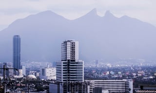 El área metropolitana de Monterrey registra emisiones sin control de polvo y humo. (ARCHIVO) 
