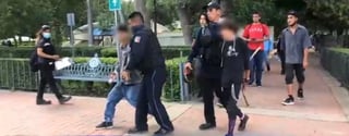 Por portación de arma blanca y narcóticos, así como por alterar el orden público, dos jóvenes fueron detenidos en plena Alameda Zaragoza, luego de que fueron reportados por quienes paseaban por el lugar a elementos de la Policía Municipal de Saltillo. 
