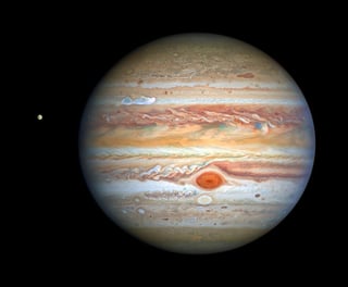 Ganímedes, el satélite más grande de Júpiter, tiene vapor de agua en su atmósfera, resultado del escape térmico del vapor de agua de su superficie helada, según las primeras evidencias halladas por el telescopio espacial Hubble. (ARCHIVO) 