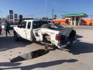 Una camioneta que brincó un camellón en la colonia Carolinas de Torreón, se impactó contra otra unidad al invadir los carriles contrarios de la vialidad. (EL SIGLO DE TORREÓN)