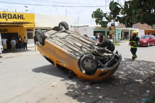 Un taxista resultó con amputación parcial de los dedos de una de sus manos tras protagonizar un choque volcadura en la colonia Eduardo Guerra de la ciudad de Torreón. (EL SIGLO DE TORREÓN)