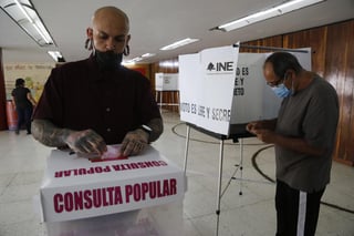 El Instituto Nacional Electoral (INE) de México informó este domingo que abrieron el 99.8 % de las mesas electorales de la consulta para enjuiciar a los expresidentes mexicanos, pero a media jornada se registra poca afluencia en los colegios de votación. (EFE)