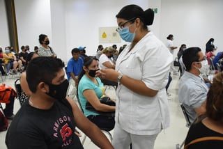 A fin de agilizar la vacunación de los adultos jóvenes de 30 a 39 años de edad en la Jornada antiCOVID que se desarrolla en Gómez Palacio, a partir de este lunes 2 de agosto se podrán atender en dos módulos. (ARCHIVO) 
