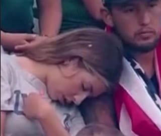 El pasado domingo durante la transmisión de TV Azteca de la final de la Copa Oro entre México y Estados Unidos, una joven 'dormida' llamó la atención de los televidentes al ser captada por las cámaras de la televisora.
