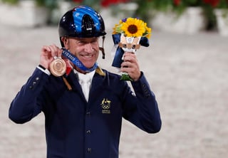 El jinete australiano Andrew Hoy se convirtió en el medallista olímpico con mayor edad desde 1968. (EFE)