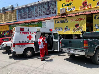 Paramédicos de la Cruz Roja arribaron al lugar para atender a la femenina de nombre Claribel de 32 años de edad y al menor del sexo masculino.
(EL SIGLO DE TORREÓN)