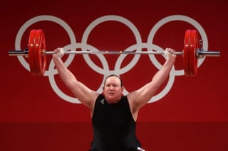 Cuando la atleta Laurel Hubbard salió a la plataforma en la sede de halterofilia de los Juegos de Tokio este lunes para alzar 120 kilos, una gran expectación se intuía en el aire: ¿Subirá la primera atleta transgénero al podio?