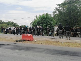 Antes del ejido Santa Ana del Pilar del municipio de Matamoros pobladores bloquearon la carretera Torreón-San Pedro a la altura de la mencionada comunidad, en protesta porque llevan tres días sin el servicio de energía eléctrica. (MARY VÁZQUEZ)