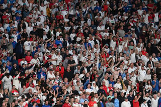 La UEFA abrió un procedimiento disciplinario contra la Asociación del Fútbol de Inglaterra el martes debido al comportamiento de los aficionados de ese país durante la final del Campeonato Europeo en el estadio Wembley. (AP) 

