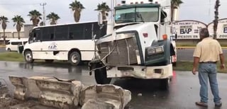 Un aparatoso accidente se registró en el bulevar Vito Alessio Robles entre un camión de personal y un tractocamión, la noche del martes. (EL SIGLO DE TORREÓN)