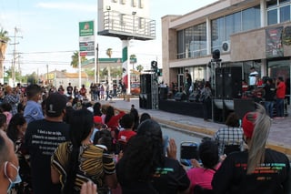 Los artistas actuaron en la explanada del ayuntamiento. (EL SIGLO DE TORREÓN / MARY VÁZQUEZ)
