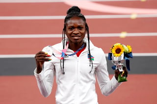 La atleta Christine Mboma ganó la medalla de plata en la final de los 200 metros de atletismo en los Juegos Olímpicos de Tokio 2020, marcando un tiempo de 21 segundos y 81 centésimas, superando a figuras importantes como la estadounidense Gabrielle Thomas y  la jamaiquina Shelly Ann Fraser. (ARCHIVO)
