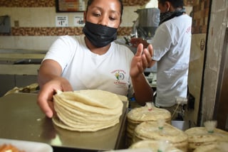 Los precios de la tortilla en establecimientos subieron de 15.66 a 17.79 pesos por kilo de julio de 2020 a julio de 2021, equivalente a 13.6%.  (ARCHIVO)