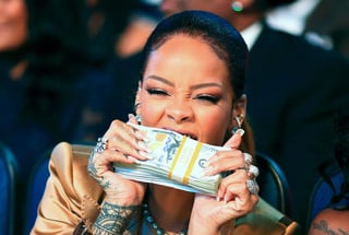 La cantante barbadense Rihanna, la artista musical femenina más rica del mundo, ha entrado en la lista de 'milmillonarios' de la revista Forbes gracias a sus negocios de moda y belleza, con un patrimonio estimado en 1,700 millones de dólares.  (ESPECIAL) 