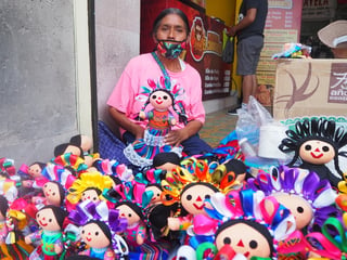 Artesana. Doña Rosa proviene de una comunidad otomí en Querétaro y ha estado en el Mercado Juárez desde hace 35 años. (ARCHIVO) 