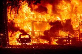 Un incendio que arde desde hace tres semanas redujo a cenizas casi todo el centro de una población en el norte de California y otras llamas atizadas por el viento destruyeron viviendas mientras los bomberos se preparan para nuevos estallidos en medio de un clima peligroso. (ESPECIAL) 
