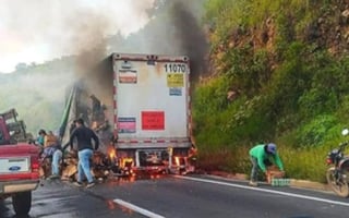 Los hechos ocurrieron sobre la autopista Puebla-Veracruz, en la zona conocida como Cumbres de Maltrata, donde el tractocamión se incendió debido a un calentamiento de balatas.
(ESPECIAL)