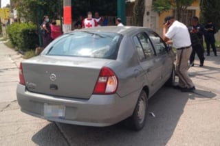 Taxista termina en estacionamiento de tienda de autoservicio de Lerdo luego de ser impactado por la conductora de un auto compacto, ambos conductores fueron trasladados al hospital. (EL SIGLO DE TORREÓN)