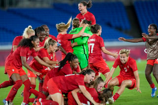 Canadá se hizo con la medalla de oro del torneo femenino de fútbol de los Juegos Olímpicos de Tokio al vencer en los penaltis a Suecia (2-3), tras empatar a uno en el tiempo reglamentario, en una tanda agónica en la que fallaron tres penas máximas de forma consecutiva que les hicieron estar cerca de perder, pero la sueca Caroline Seger envió alto el quinto lanzamiento y cambió la historia.