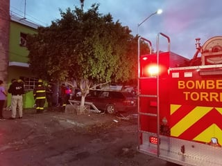 La noche de este viernes se registró una explosión por acumulación de gas en un domicilio de la colonia Durangueña de Torreón, dos personas resultaron con quemaduras en el cuerpo. (EL SIGLO DE TORREÓN)