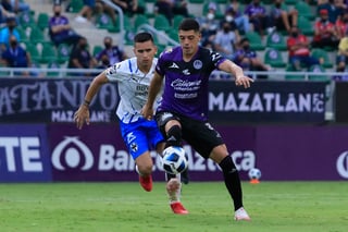 Este viernes, en la transmisión de TV Azteca del partido entre Mazatlán vs Rayados de Monterrey, un aficionado aprovechó la interacción en redes sociales para alburear al comentarista Francisco González. (JAM MEDIA)