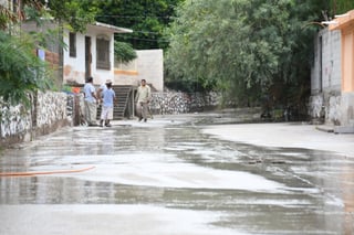 Luego de días de precipitaciones se logró retirar el escombro del canal de desagüe pluvial en la colonia Polvorera de Torreón; autoridades siguen en alerta para anticipar desastres.