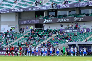 Las autoridades de seguridad pública estatales y municipales de Sinaloa, en coordinación con seguridad privada y personal de operación del Mazatlán FC accionaron un operativo ante los actos que alteraron el orden en el Estadio Kraken. (JAM MEDIA)