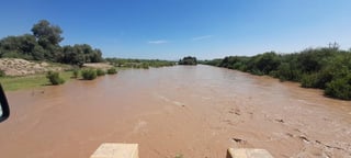 Derivado de las precipitaciones pluviales, continúan en la parte alta del estado de Zacatecas, durante este fin de semana el río Aguanaval, registra otra vez escurrimiento, por lo que las autoridades estatales y municipales se mantienen en alerta, aunque de momento se descarta alguna contingencia, pues el volumen ha ido disminuyendo. (MARY VÁZQUEZ)