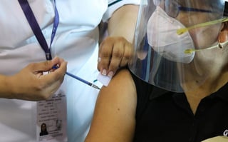 La vacuna anti-COVID es la herramienta vigente para medir en la población la inmunidad colectiva. (ARCHIVO) 
