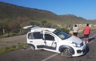Una persona adulta y un menor de aproximadamente un año de edad, perdieron la vida luego de que el vehículo en el que viajaban sufrió una volcadura en la carretera Saltillo-Torreón. (EL SIGLO DE TORREÓN)