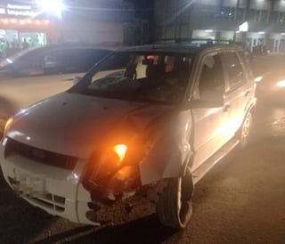 Un sexagenario impactó el vehículo que conducía contra una luminaria en la colonia Las Torres de la ciudad de Torreón. (EL SIGLO DE TORREÓN)