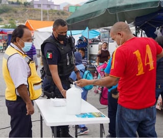Elementos de Protección Civil y Seguridad Pública de Ramos Arizpe, acudieron al Mercado Escorial a entregar cubrebocas con el objetivo de evitar más contagios por COVID-19.
