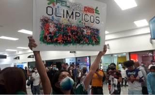 La Selección Mexicana Olímpica llegó a la Ciudad de México, donde familiares y amigos los recibieron con la playera del equipo, mariachi, pancartas y globos. (ARCHIVO) 

