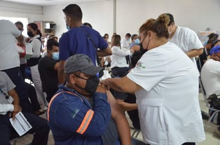En todo el estado de Coahuila, la población vacunable es de un millón 808 mil 310 habitantes de los cuales un 38% que equivale a 690 mil 722 personas ya completaron su esquema de vacunación contra el COVID-19 con las dosis requeridas. Un millón 251 mil 076 personas (un 69% de la población total vacunable) se han acercado por primera vez a los puntos de vacunación ubicados en las cinco regiones de la entidad. (ARCHIVO)