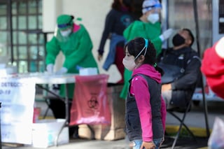 La Secretaría de Salud de México informó este lunes de 6,513 nuevos contagios confirmados de la COVID-19, para totalizar 2,978,330 casos, además de 270 nuevas muertes para alcanzar 244,690, en medio de la tercera ola de la pandemia en el país. (ARCHIVO)