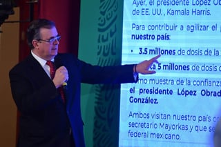 Estados Unidos enviará a México 3.5 millones de vacunas antiCOVID de Moderna y hasta 5 millones de vacunas de AstraZeneca, lo que suman 8.5 millones de dosis, informó este martes el secretario de Relaciones Exteriores mexicano, Marcelo Ebrard.
(EFE)