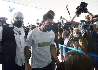 El delantero argentino Lionel Messi está volando en un vuelo privado a París, donde este martes firmará por el PSG, su nuevo destino después de que el Barcelona le comunicara el pasado jueves que no tenía capacidad económica para renovarle el contrato.