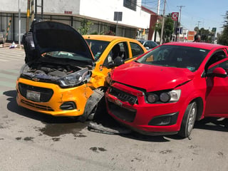 Una persona lesionada y daños materiales de consideración fue el saldo de un accidente vial que se registró al medio día de este martes sobre la calzada Cristóbal Colón de la ciudad de Torreón.
(EL SIGLO DE TORREÓN)