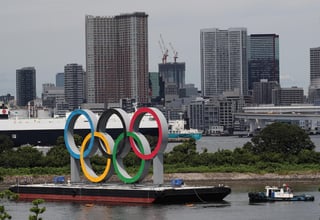 Tokio retiró hoy los anillos olímpicos gigantes que habían sido instalados en la bahía de la ciudad con motivo de los Juegos, y que serán reemplazados la semana que viene por los 'agitos', el símbolo de los Paralímpicos que arrancarán el día 24 en la capital nipona. (ARCHIVO) 
