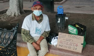 A través de Facebook, un usuario compartió fotografías del adulto mayor que busca trabajo ofreciendo sus servicios desde el centro de Querétaro (ESPECIAL)  